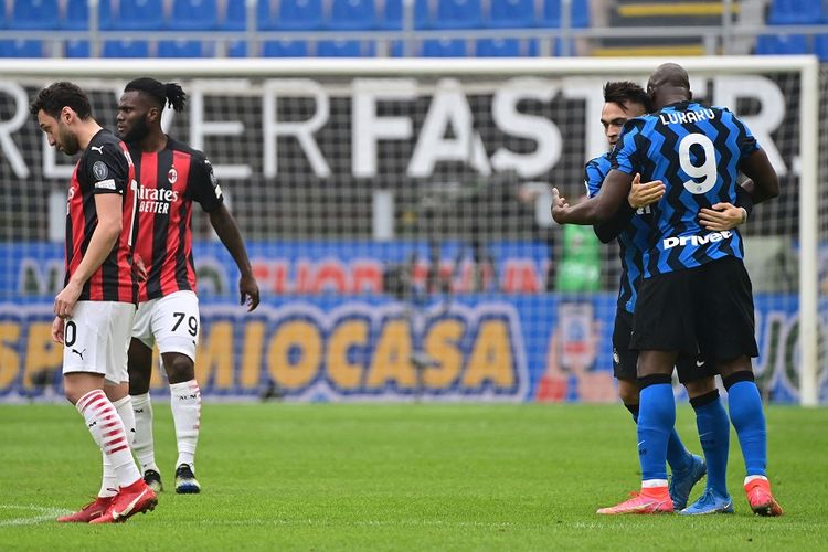Penyerang Inter Milan Lautaro Martinez merayakan gol dengan rekan Romelu Lukaku (9) setelah mencetak gol pada pertandingan Serie A Liga Italia Milan vs Inter pada 21 Februari 2021 di Stadion San Siro di Milan.