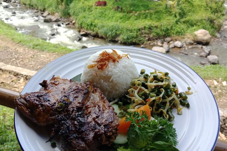 Hidangan bebek bakar di resto Bebek Tepi Sawah di Ciloto, Puncak, Cianjur, Jawa Barat, resmi dibuka, Minggu (15/4/2018).