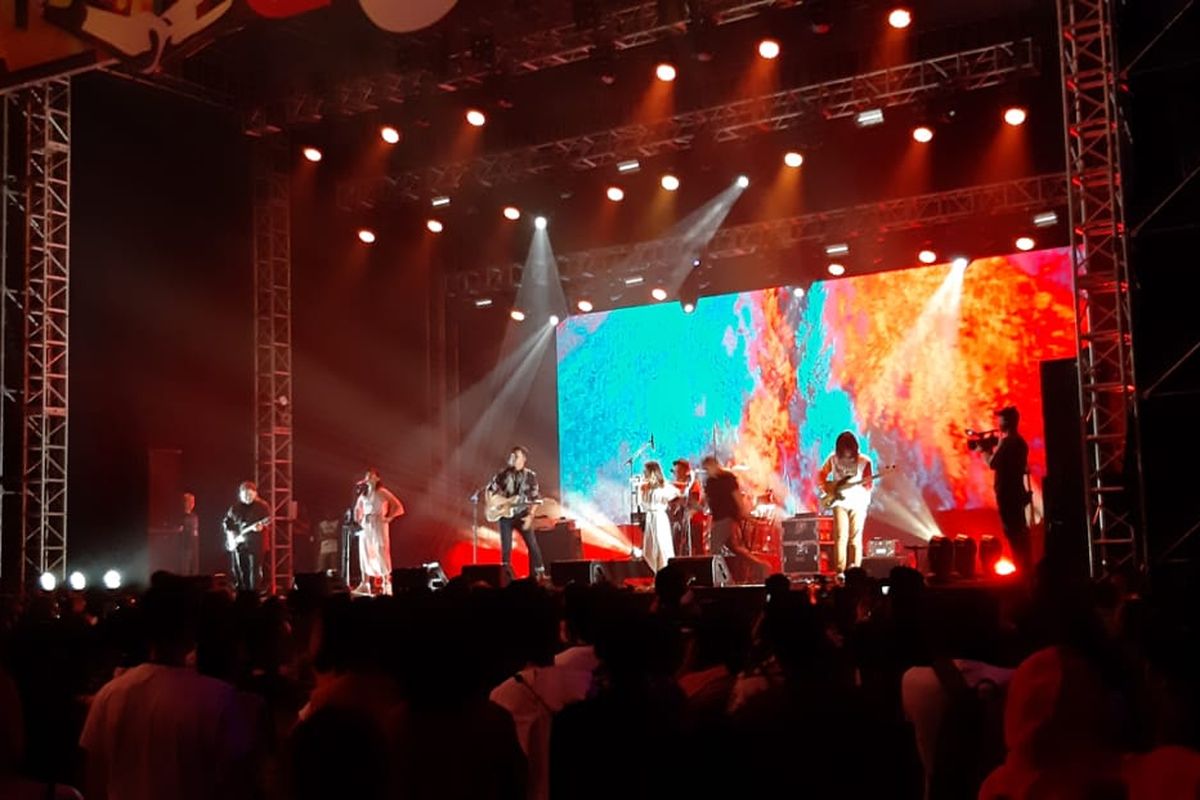 Penampilan Barasuara di hari kedua We The Fest 2019 di Jiexpo, Kemayoran, Jakarta Pusat, Sabtu (20/7/2019).