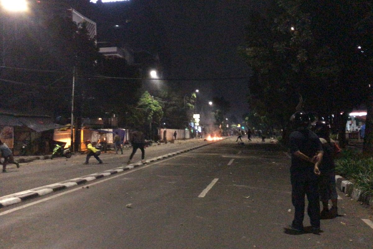 Lemparan bom molotov terlihat di Jalan Pancoran Raya tepatnya di depan Jalan Pancoran Buntu 2, Pancoran, Jakarta Selatan pada Rabu (17/3/2021) malam.