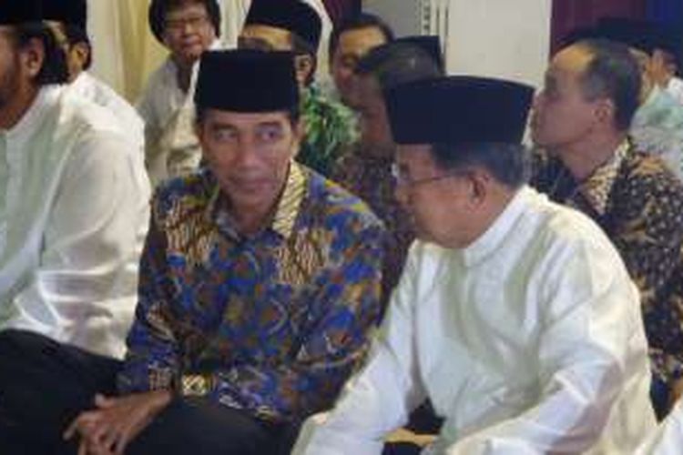 Presiden Joko Widodo dan Wakil Presiden Jusuf Kalla (paling kiri ke kanan) di Kantor DPP Partai Nasdem, Gondangdia, Jakarta, Selasa (7/6/2016)