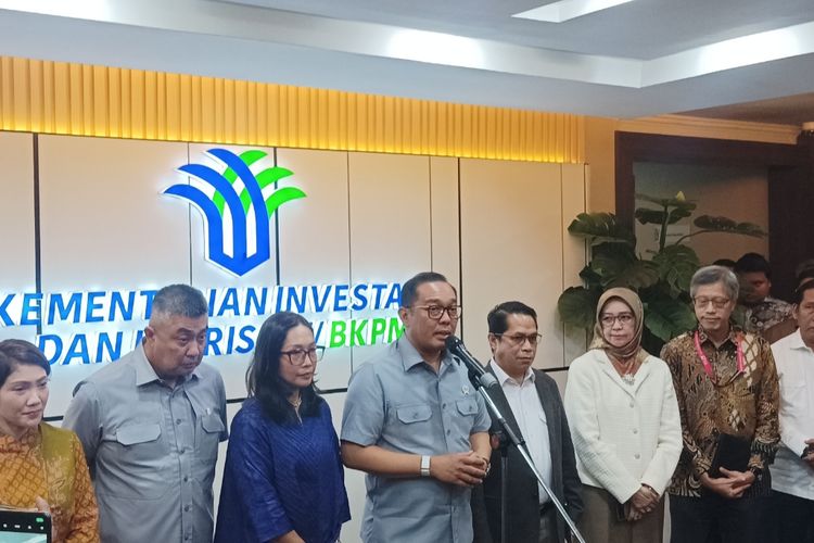 Wakil Menteri Investasi dan Hilirisasi/Wakil Kepala BKPM Todotua Pasaribu memberikan keterangan usai mengumpulkan badan usaha swasta, perwakilan Pertamina Patra Niaga, BPH Migas dan Direktur Jenderal Migas Kementerian ESDM untuk membahas kelangsungan investasi SPBU swasta di Kantor BKPM, Jakarta,  Selasa (7/10/2025).