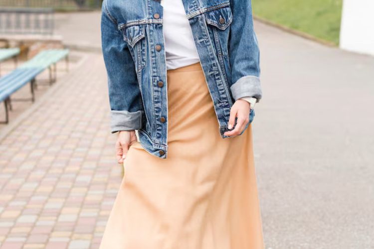 Tetap tampil keren saat langit mendung. Ini inspirasi outfit musim hujan yang nyaman, praktis, dan tetap stylish untuk menemani aktivitasmu seharian.