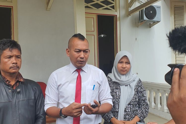 Pengacara Korban Penculikan dan Penganiayaan Anak Suraji Noto Suwarno (baju putih) ditemui di Bangsal Sewoko Projo, Wonosari, Gunungkidul, DI Yogyakarta, Senin (27/6/2022).