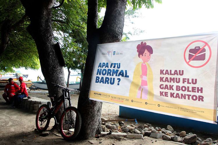 Spanduk berisi sosialisasi penerapan new normal terpampang di kawasan Gili Trawangan, Kabupaten Lombok Utara, Nusa Tenggara Barat, Sabtu (13/6/2020). Pemerintah Kabupaten Lombok Utara siap menyambut fase new normal di Gili Trawangan, Gili Meno, dan Gili Air, menyusul kawasan wisata tiga gili itu masih berstatus zona hijau atau dinyatakan nol kasus positif Covid-19.