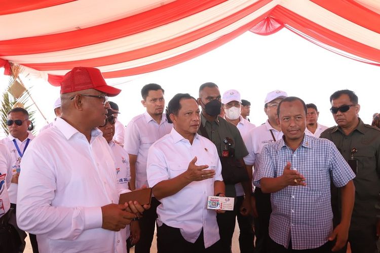 Menteri Dalam Negeri (Mendagri) Tito Karnavian saat meninjau langsung kesiapan acara puncak Sail Tidore 2022 di Pantai Tugulufa, Kota Tidore Kepulauan, Provinsi Maluku Utara, Jumat (25/11/2022). 