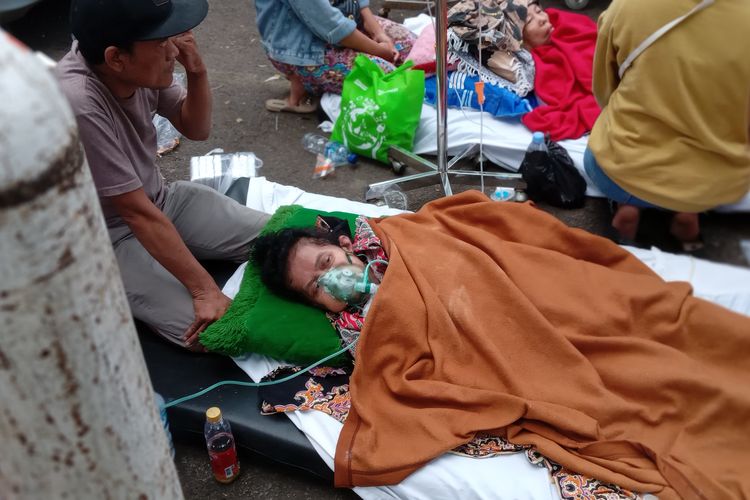 Seorang warga korban bencana gempa Cianjur, Jawa Barat, menjalani penanganan medis di rumah sakit, Senin (21/11/2022) petang.