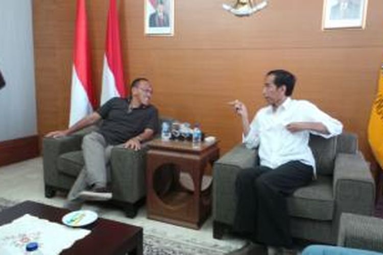 Bakal calon presiden Partai Demokrasi Indonesia Perjuangan Joko Widodo saat menyambangi DPP Partai Golkar dan bertemu dengan Ketua Umum Partai Golkar Aburizal Bakrie, Sabtu (12/4/2014).