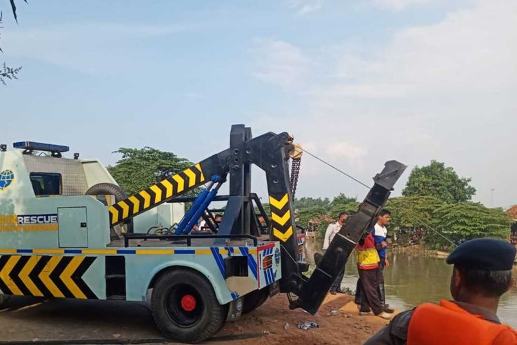 Mobil pengangkut uang kecebur ke irigasi Bendung Tarum Timur (BT) 15, Desa Pucung, Kecamatan Kotabaru, Kabupaten Karawang, Jawa Barat berhasil dievakuasi, Senin (27/6/2022).