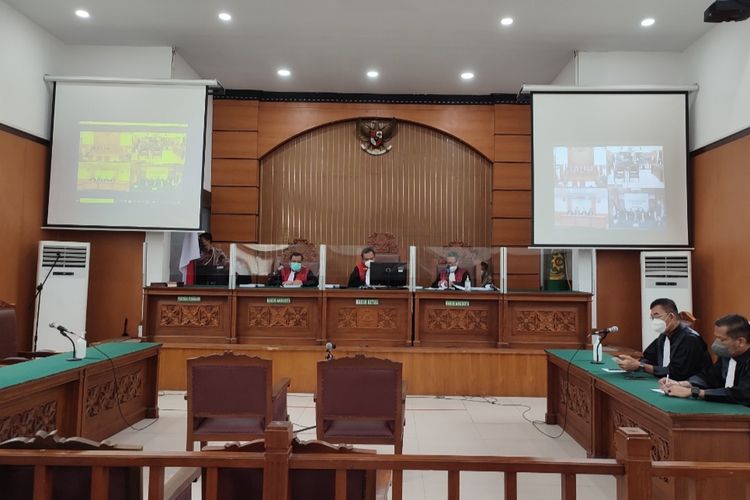 Pengadilan Negeri Jakarta Selatan menggelar sidang putusan kepada dua personel polisi, Briptu Fikri Ramadhan dan Ipda Yusmin yang menjadi terdakwa kasus unlawful killing laskar Front Pembela Islam (FPI) pada Jumat (18/3/2022). 