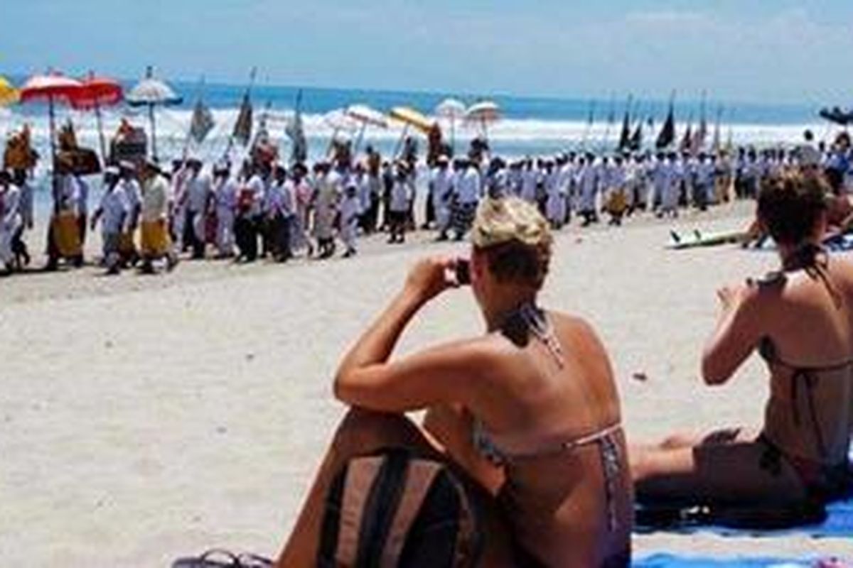 Wisatawan di pantai Kuta, Bali.