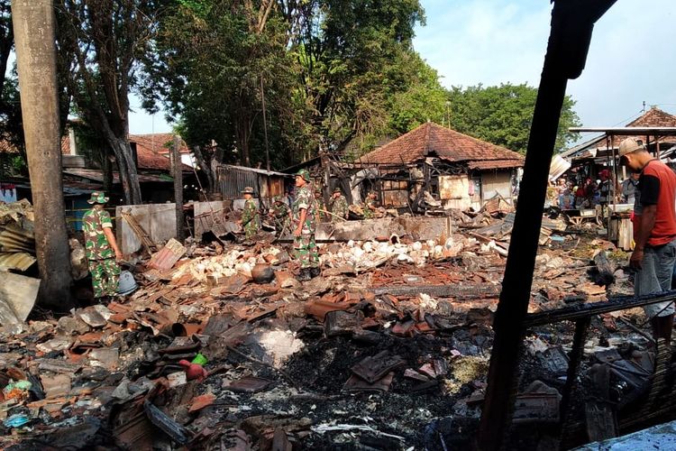 Kondisi sejumlah kios di komplak pasar legi Jombang Jawa Timur, pasca terjadi kebakaran, Senin (18/3/2019).