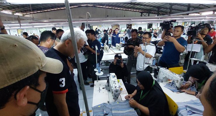 Saat Ganjar Diteriaki "Presiden" Ketika Kunjungi Pabrik Garmen di Banjarnegara...
