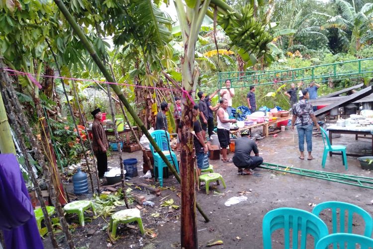 Tenda hajatan yang rusak diterjang angin 