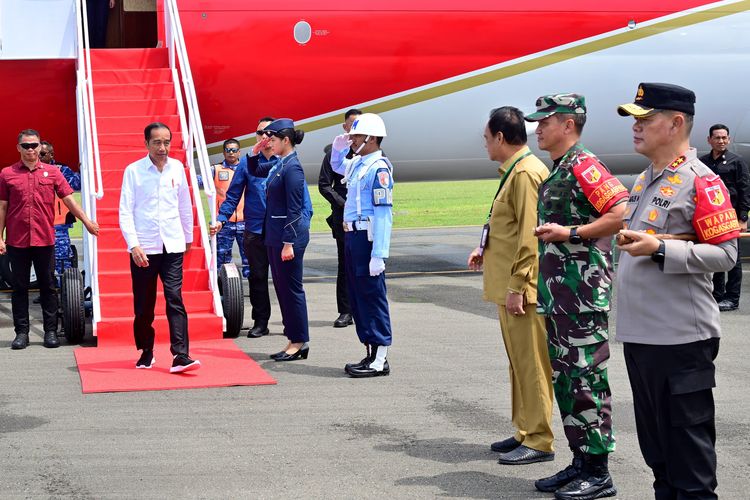 Presiden Joko Widodo sudah tiba di Bandara Syukuran Aminuddin Amir, Kabupaten Banggai, Provinsi Sulawesi Tengah pada Selasa (26/3/2024) sekitar pukul 10.20 WITA.