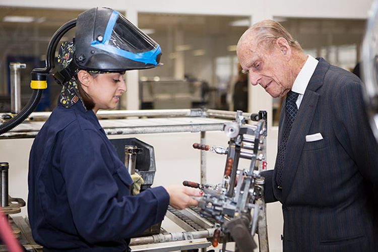 Rebecca Summers memberikan penjelasan kepada Pangeran Philip saat peresmian pabrik baru Brompton di Greenford, London, Inggris.