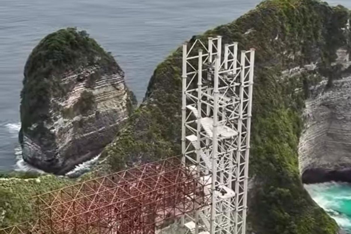Bangunan diduga lift di Kelingking Beach Nusa Penida, Kabupaten Klungkung.