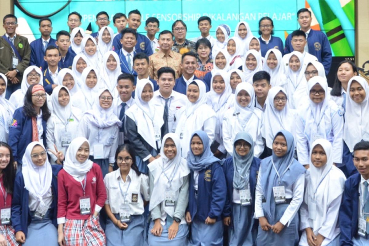  Ketua Lembaga Sensor Film Ahmad Yani Basuki beserta jajaran bersama peserta Forum Pelajar Indonesia ke-9 sesaat setelah sosialisasi kebijakan dari Lembaga Sensor Film terkait Self Sensorship.