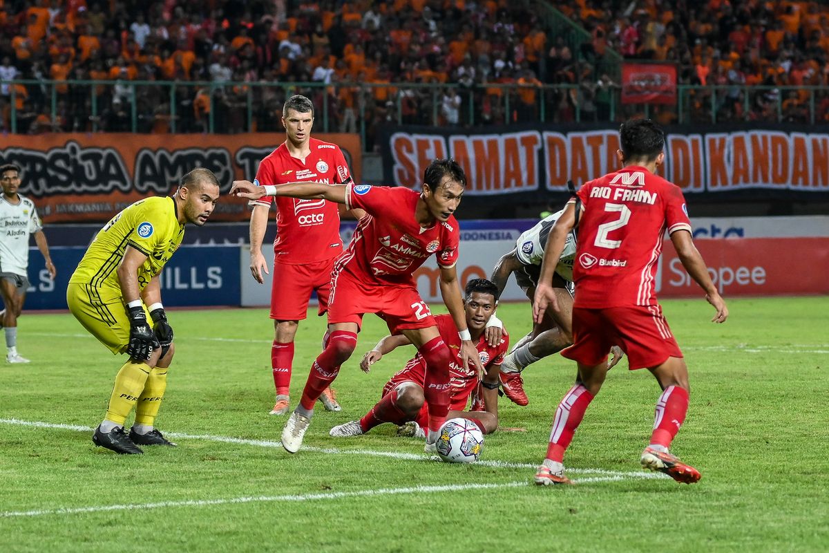 Hansamu Yama bek Persija menguasai bola berusaha mengamankan pertahanan dalam pertandingan Persija Jakarta vs Persib Bandung dalam laga tunda pekan ke-28 Liga 1 2022-2023, Jumat (31//3/2023) di Stadion Patriot Candrabhaga, Bekasi.