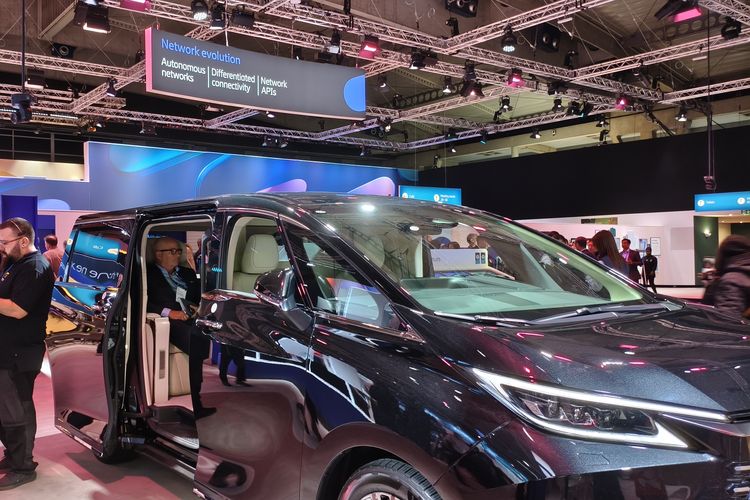 Mobil di dalam booth Ericsson yang dikendalikan oleh jaringan 5G.