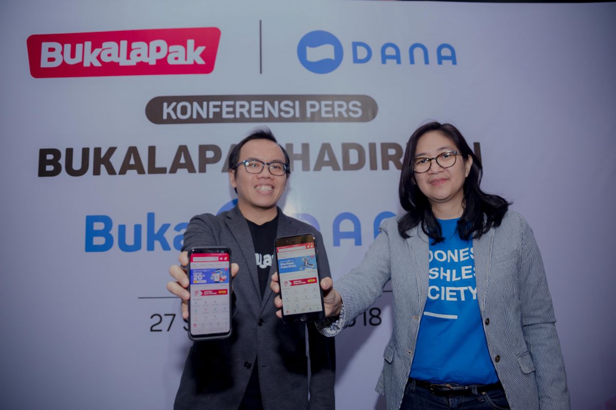 Fajrin Rasyid, Co-Founder dan President Bukalapak (kiri) & Chrisma Albandjar, Chief Communication Officer DANA (kanan)  menunjukkan fitur Buka Dana di aplikasi Bukalapak.