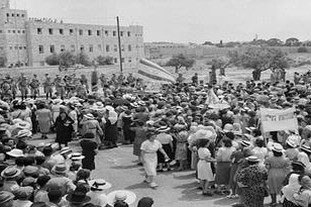 Demonstrasi menentang dokumen White Paper di dekat King David Hotel, Israel, tahun 1939. White Paper membatasi imigrasi warga Yahudi ke Palestina.