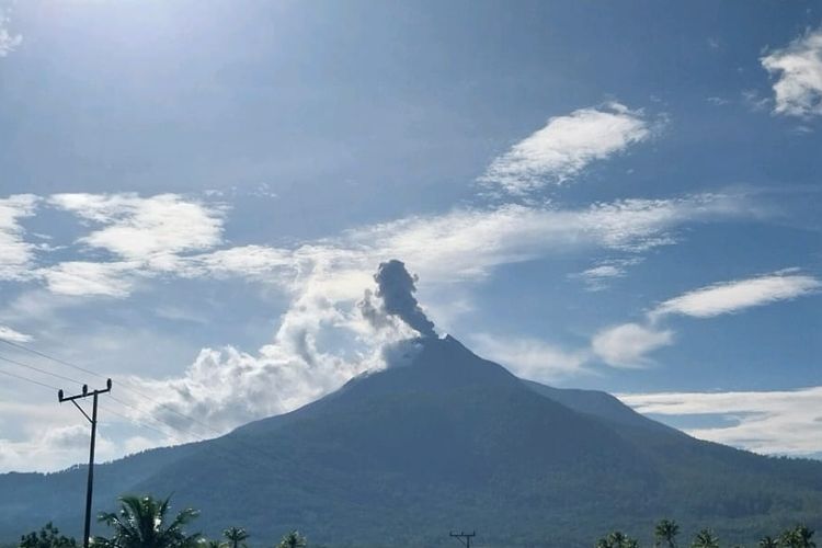Gunung Lewotobi Laki-laki mengalami erupsi pada Rabu (7/2/2024)
