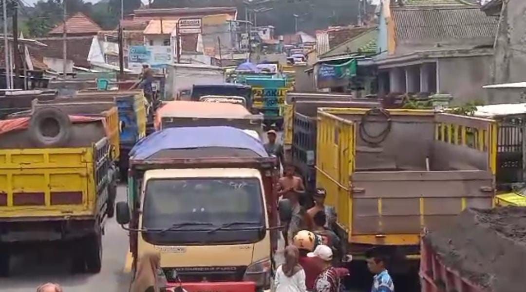 Kisruh Penarikan Retribusi di Lumajang, Sopir Truk Pasir Bongkar Pos dan Blokade Jalan