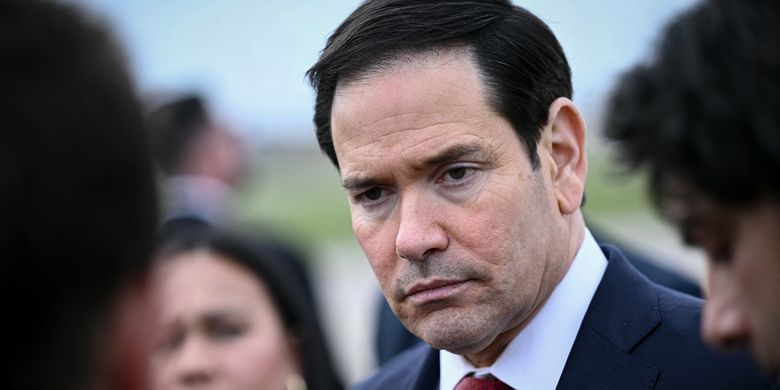 Menteri Luar Negeri Amerika Serikat Marco Rubio saat berbicara kepada awak media setelah pertemuan para Menlu G7, sebelum kepulangannya ke AS melalui Bandara Le Bourget, luar Paris, Perancis, 27 Maret 2026