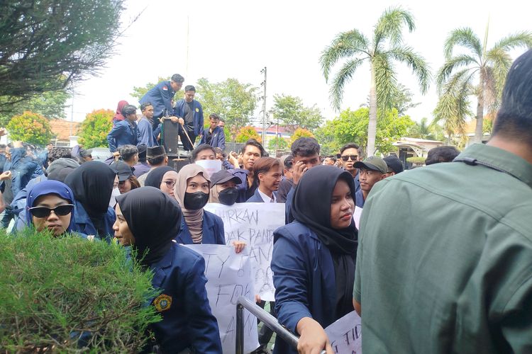Massa aksi saat berada di halaman Pengadilan Negeri Bangkalan, Rabu (21/5/2025). Massa menuntut Moh Maulidi Al Izhaq (21) mendapat hukuman mati saat sidang putusan Kamis (22/5).