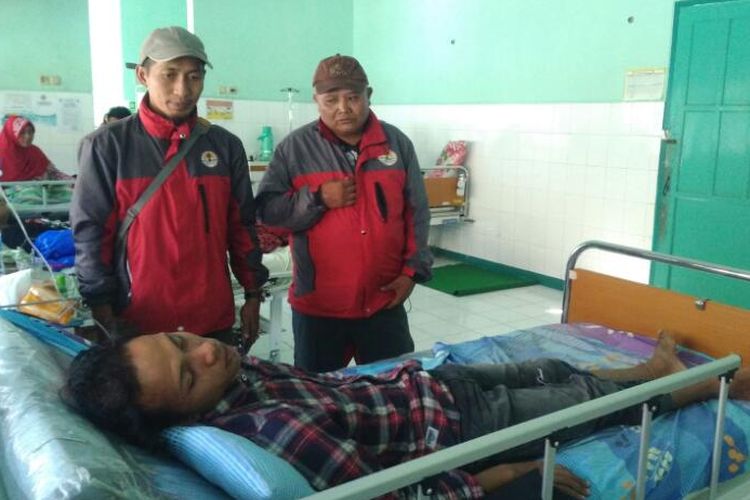 Petugas Balai Besar Taman Nasional Bromo Tengger Semeru (TNBTS) saat menjaga Ahmad Faris, pendaki asal Surabaya yang alami hipotermia saat mendaki di Gunung Semeru di Puskesmas Tumpang, Kabupaten Malang, Sabtu (15/4/2017)