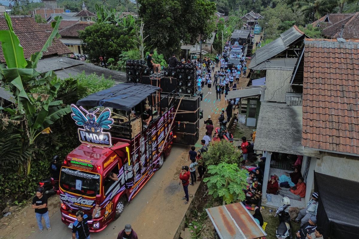 Foto acara sound horeg di Desa Urek-urek Kecamatan Gondanglegi, Kabupaten Malang, Jawa Timur, Sabtu (12/7/2025).