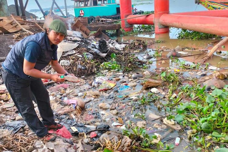 Tim Ekspedisi Sungai Nusantara melakukan uji coba air Sungai Musi di Palembang, Sumatera Selatan yang ternyata tercemar mikroplastik.