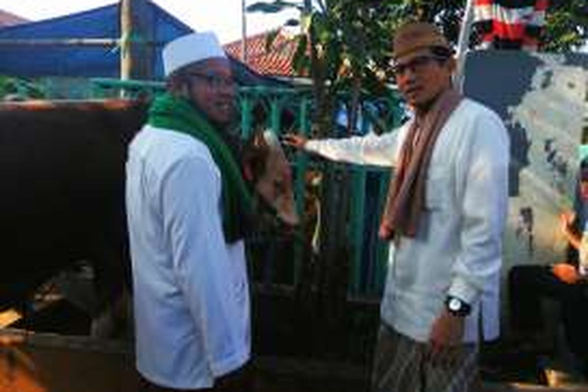 Bakal Calon Gubernur DKI dari Partai Gerindra, Sandiaga Uno melakukan shalat Idul Adha di Masjid Al-Barkah, Cipete Selatan, Jakarta Selatan. Di kesempatan tersebut, Sandiaga memberikan kurban hewan sapi kepada pihak masjid. Senin (12/9/2016).