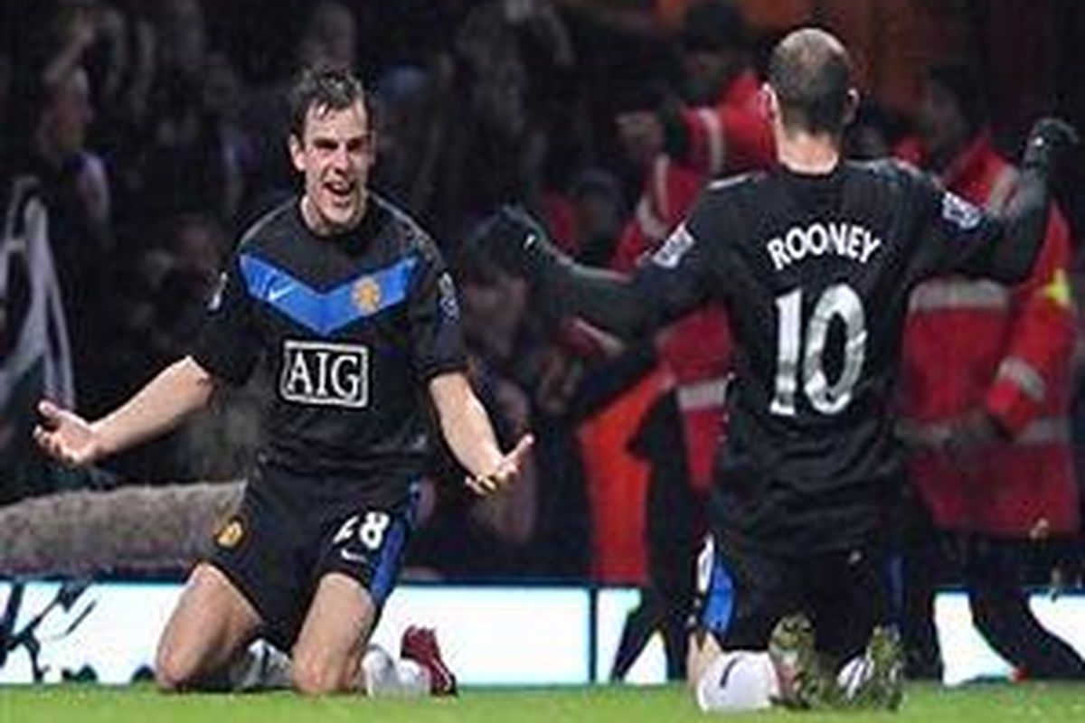 Darron Gibson (kiri) merayakan golnya dengan Wayne Rooney. Kedua pemain ini menyumbang gol untuk kemenangan 4-0 Manchester United atas West Ham.