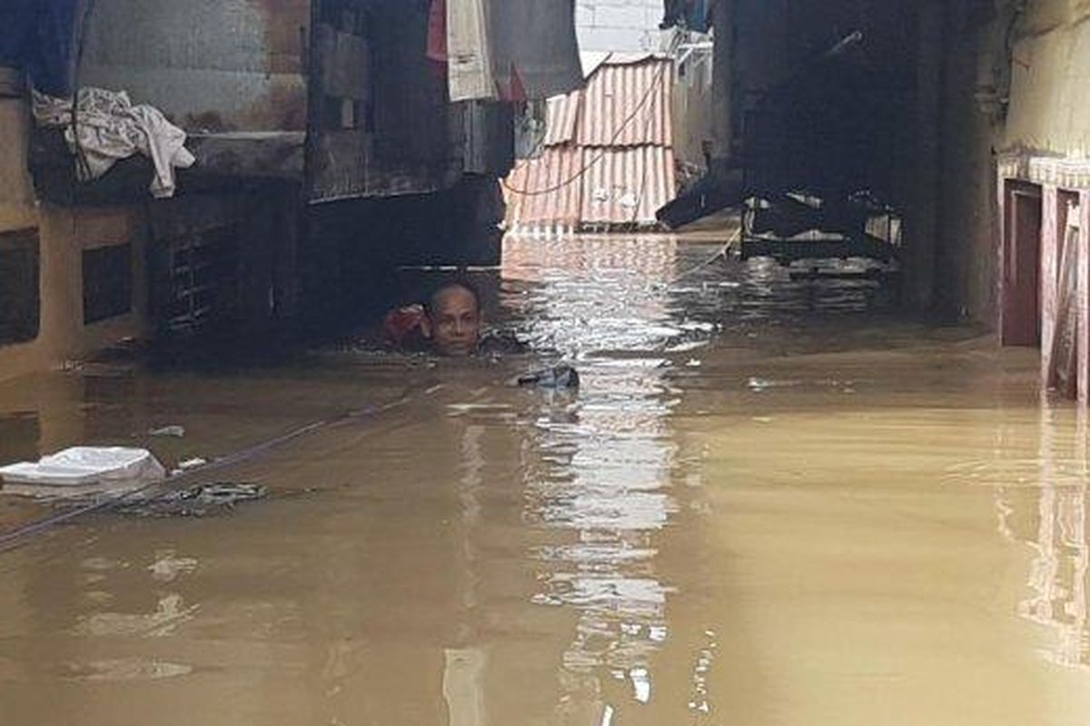 Permukiman warga di RW 4 dan RW 5 Kebon Pala, Kelurahan Kampung Melayu, Jakarta Timur, Senin (8/2/2021). Terendam banjir akibat Kali Ciliwung meluap, sebanyak 230 jiwa di Kelurahan Kampung Melayu, Jatinegara, Jakarta Timur mengungsi.