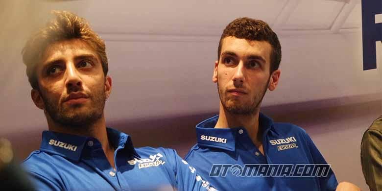 Pebalap Suzuki Ecstar, Andrea Iannone (kiri) dan Alex Rins datang ke Jakarta, Sabtu (18/2/2017), sebelum mengikuti sesi tes pra MotoGP 2017 di Jepang.