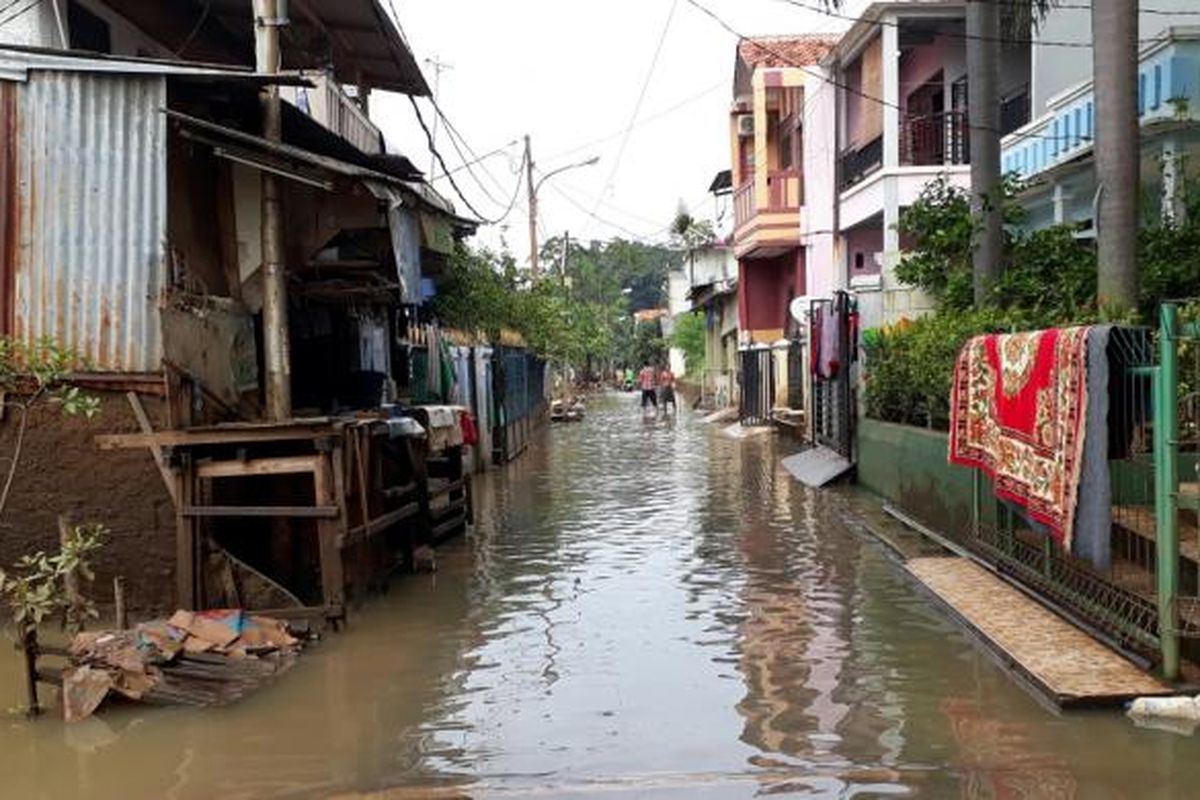 Banjir yang melanda kawasan Cipinang Melayu, di Makasar, Jakarta Timur akibat luapan Kali Sunter kini mulai surut. Kamis (23/2/2017)