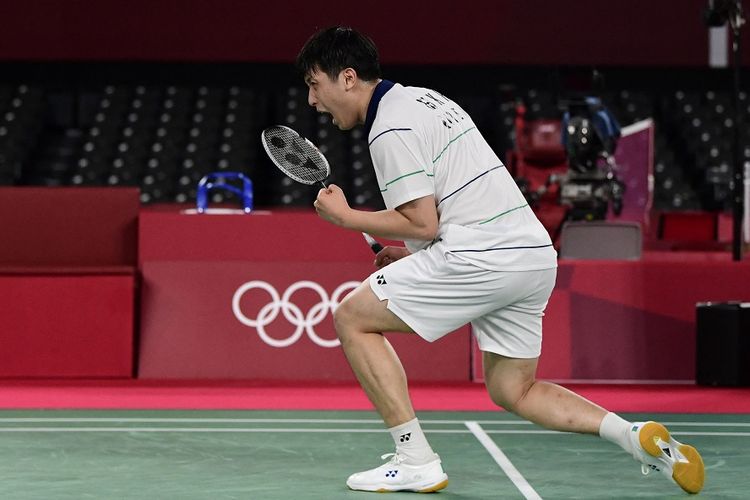 Tunggal putra Korea Selatan Heo Kwang-hee merayakan kemenangan atas Kento Momota (Jepang) pada laga penyisihan grup bulu tangkis tunggal putra Olimpiade Tokyo 2020 di Musashino Forest Sports Plaza di Tokyo pada 28 Juli 2021.