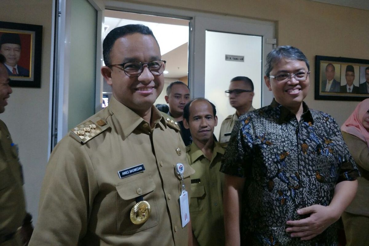 Gubernur DKI Jakarta Anies Baswedan dan Wakil Ketua DPRD DKI Jakarta Triwisaksana di Gedung DPRD DKI Jakarta, Jalan Kebon Sirih, Selasa (14/11/2017). 