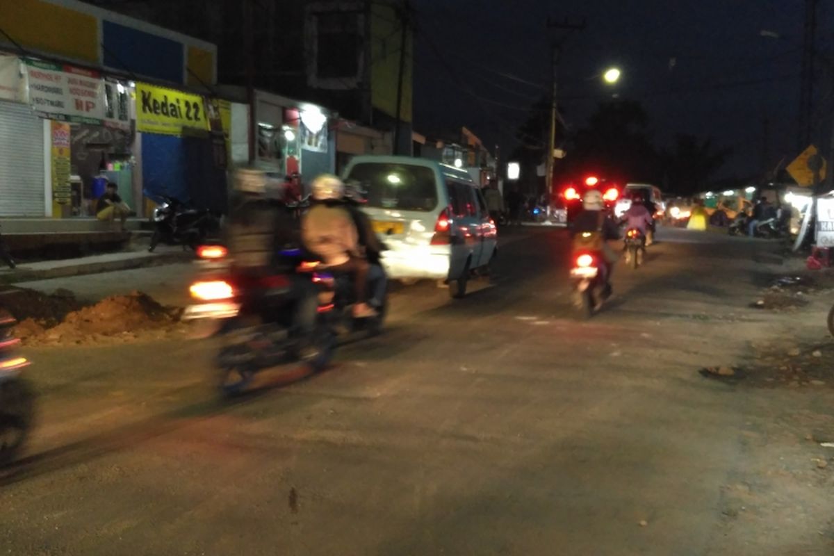 Kondisi Jalan Raya Sangiang, Kecamatan Periuk, Kota Tangerang, yang sempat ditutup akibat bentrok ojek online dengan sopir angkot kini sudah normal kembali, Rabu (8/3/2017) malam.