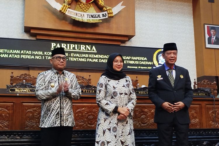Bupati Banyuwangi Ipuk Fiestiandani (tengah) diapit wakilnya Mujiono (putih) dan Wakil Ketua DPRD Banyuwangi Michael Edy Hariyanto. 