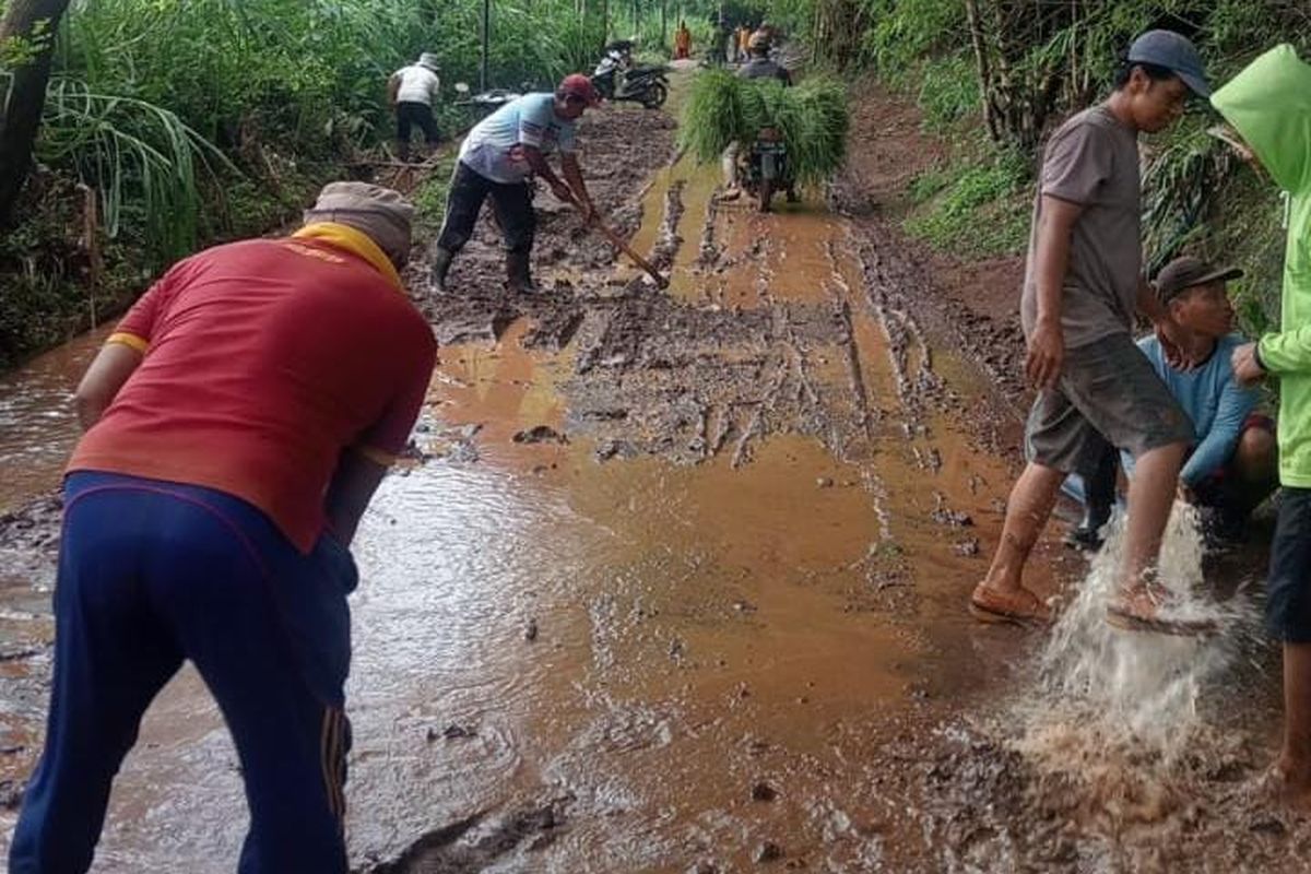 Warga Desa Plososari Kecamatan Grati Kabupaten Pasuruan sukarela membersihkan jalan desa dengan alat seadanya agar aktifitas warga kembali normal, Jum'at (13/12/2024) 