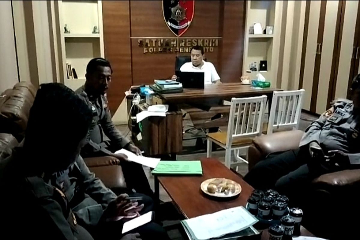 IR tengah kepergok memanjat atap plafon kamar mandi saat digerebek oleh warga di rumah milik seorang pria yang diduga selingkuhannya. Kabupaten Jeneponto, Sulawesi Selatan. Minggu, (11/2/2024).