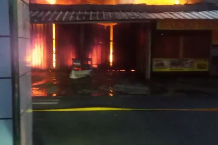 Tiga ruko di Jalan Raya Munjul RT 003 RW 004 Kelurahan Munjul, Kecamatan Cipayung, Jakarta Timur, hangus terbakar, Jumat (11/6/2021).