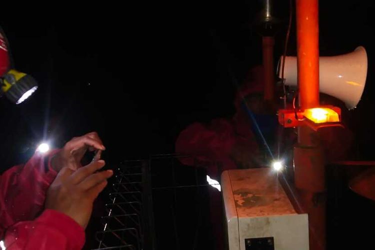 Petugas BPBD Kota Batu saat mengecek early warning system (EWS) tanah longsor di Desa Gunungsari, Kota Batu, Senin (1/2/2021) malam.