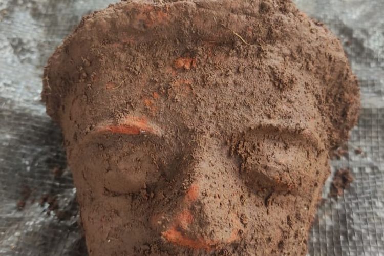 Fragmen Relief arca kepala yang ditemukan BPCB Jawa Timur saat proses eskavasi situs Srigading, Desa Srigading, Kecamatan Lawang, Kabupaten Malang.