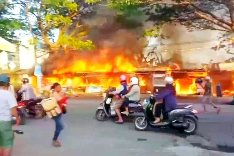 Sejumlah lapak pedagang di kawasan Jalan Pajjaiyang, Kecamatan Biringkanaya, Kota Makassar, Sulsel, dilahap sijago merah hingga membuat warga di lokasi panik. Senin (14/8/2023)