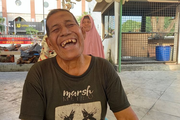 Marbut Masjid Raya Medan, Pak Tomo saat diwawancarai, Sabtu (23/3/2024)