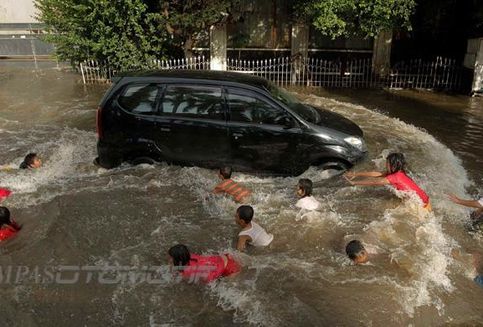 Ini Batas Aman Mobil Lewati Genangan Air